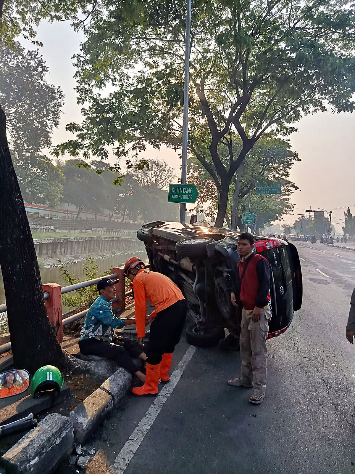 Mobil Terbalik di Gunungsari, Sopir Lansia Selamat Tanpa Luka