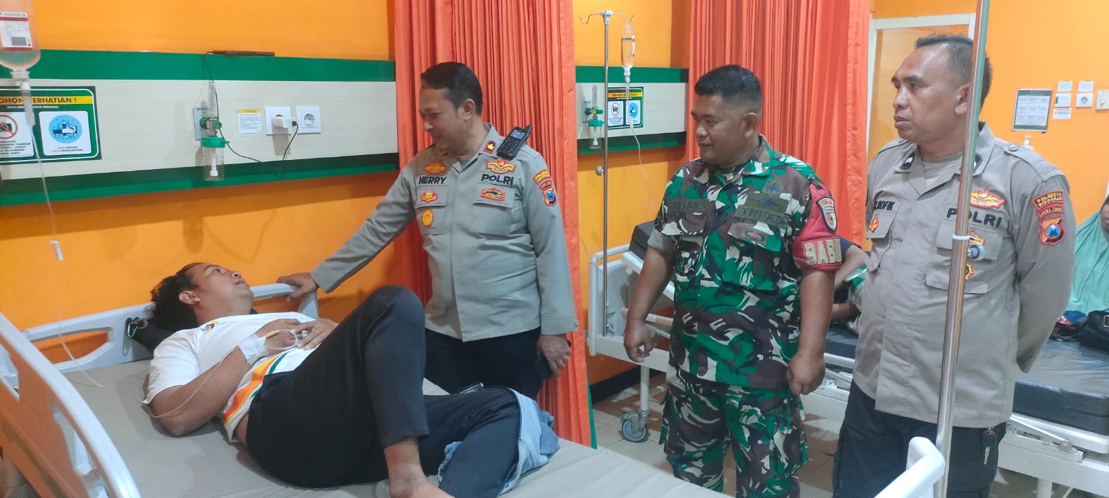 Kapolsek Sidoarjo Kota Jenguk Santri Putat dalam Perawatan Medis