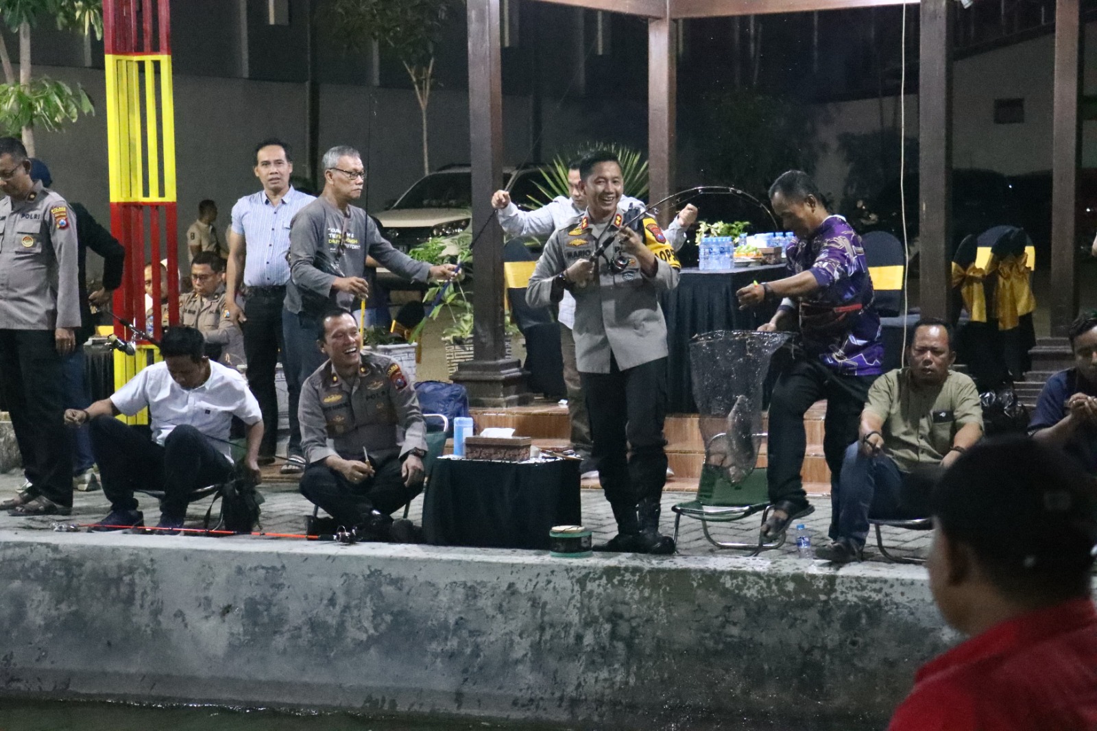 Seru, Polres Bojonegoro Piramida dengan Mancing Bareng Awak Media