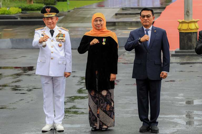 Khofifah Terima Satyalancana Karya Bhakti Praja Nugraha dari Presiden RI