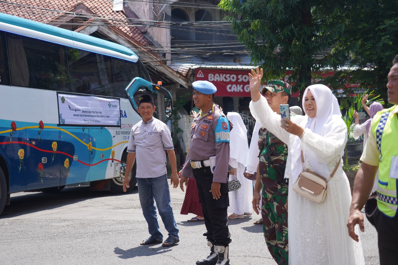 Sebelas Kloter Diberangkatkan, PPIH Surabaya Ingatkan Jemaah Waspadai Cuaca Ekstrem