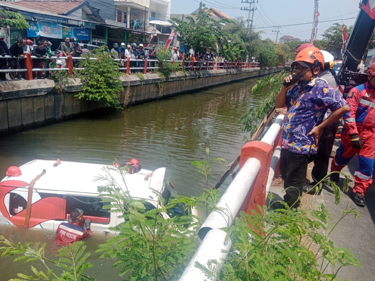 Insiden Feeder Wira Wiri Suroboyo Tercebur Sungai, Dishub: Ingin Hindari Pengendara Motor yang Menyalip