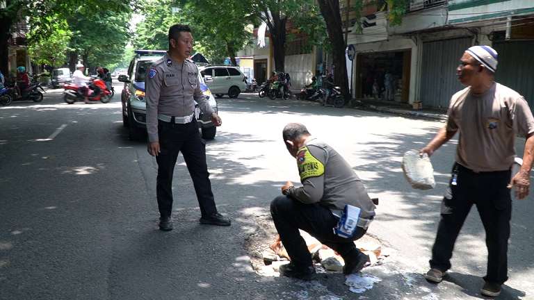Sering Rusak, Satlantas Polres Pasuruan Tambal Jalan Berlubang