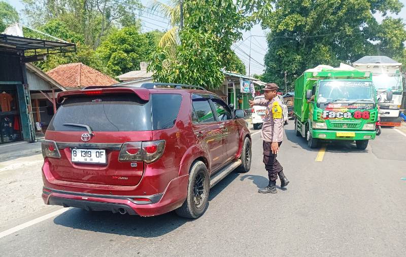 Dump Truk Pecah Ban, Polsek Tanah Merah Sigap Urai Kemacetan Lalin di Jalan Nasional