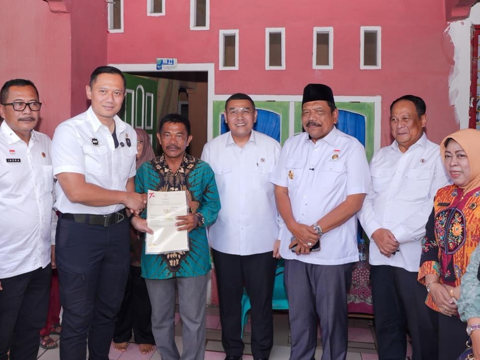 Bersama Menko AHY Serahkan Sertipikat Tanah di Bengkulu, Wamen Ossy Apresiasi Peran Pemerintah Daerah