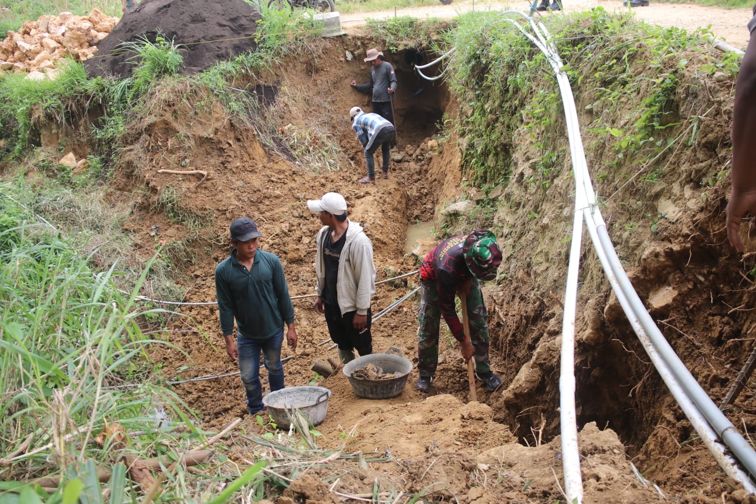 Satgas TMMD Ke-127 Kodim 0827/Sumenep Bangun Tembok Plengsengan di Dusun Karang