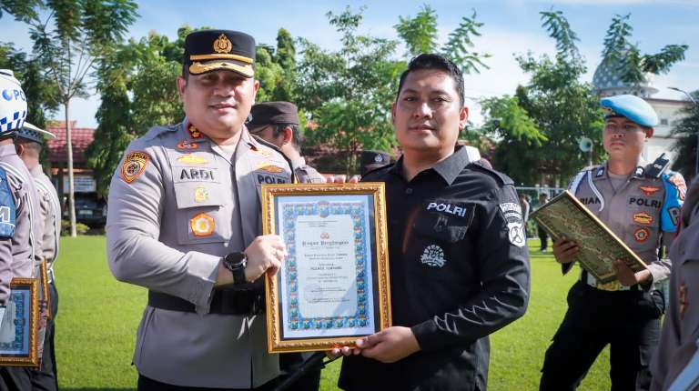 Kapolres Jombang Beri Penghargaan 10 Subsatker dan 12 PNPP Berprestasi