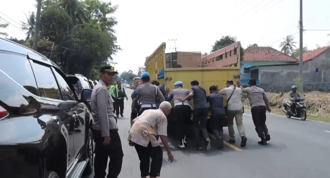 Anggota Polres Lumajang Cepat Tanggap, Bantu Dorong Truk Mogok di Jalan Raya