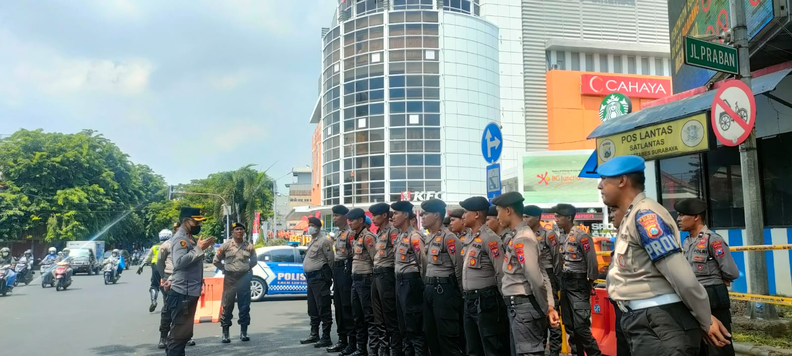 Polsek Sawahan Amankan Jalur Demo Buruh