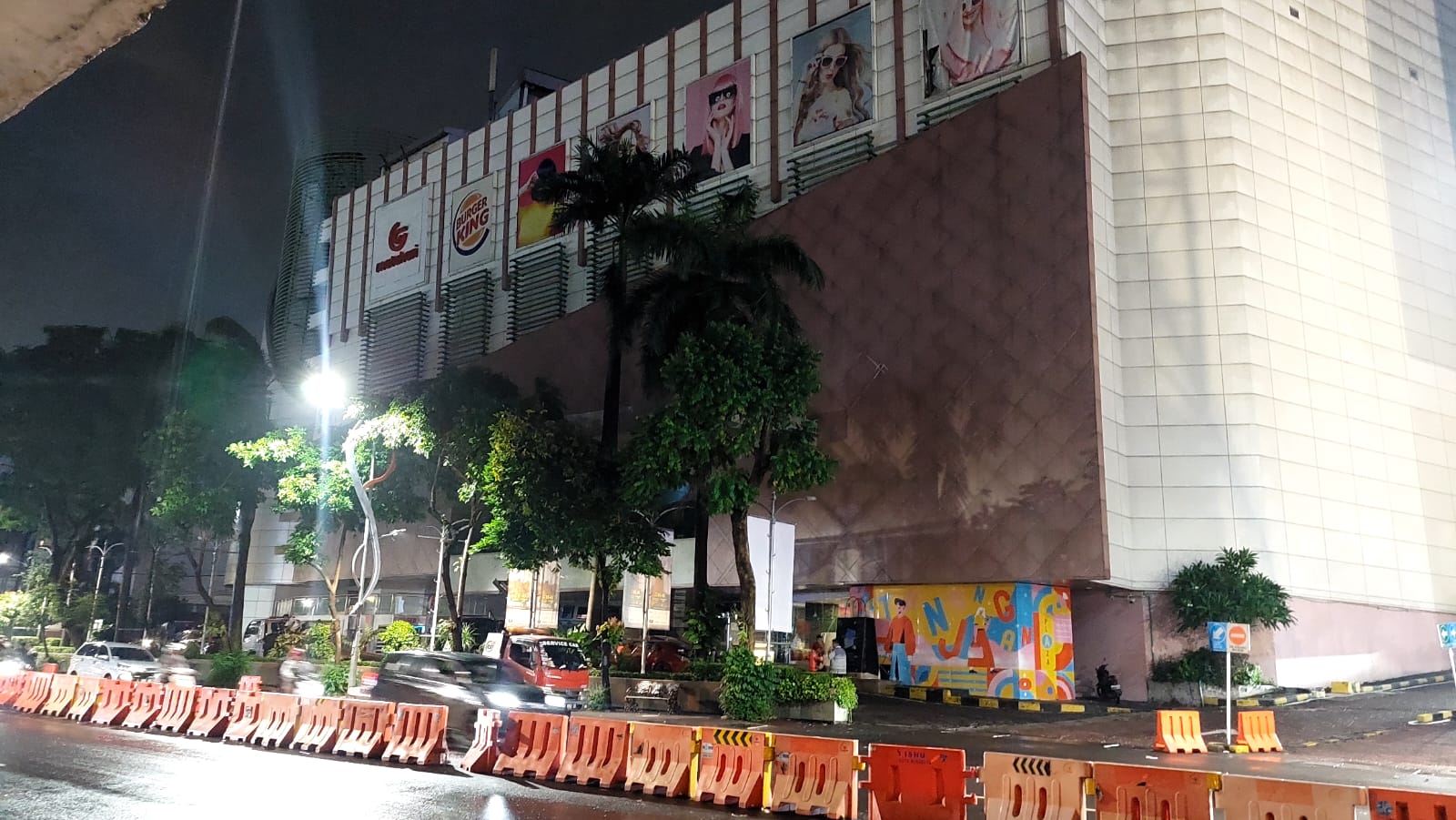 Polisi Beberkan Identitas Korban Tewas Terjun Diri dari Gedung Tunjungan Plaza