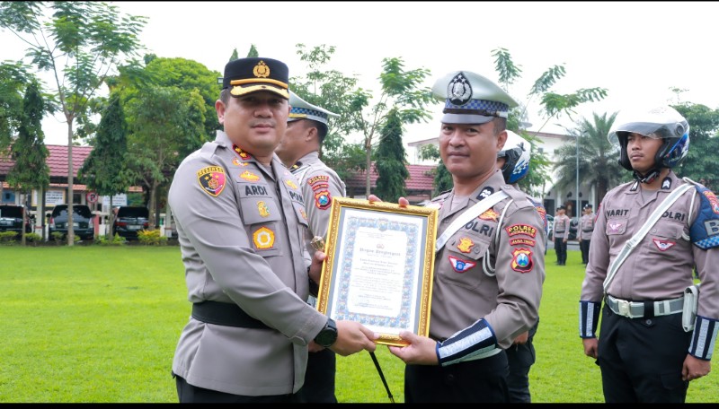 Kapolres Jombang Beri Penghargaan 15 Personel Berprestasi, Tegaskan Pelayanan Prima