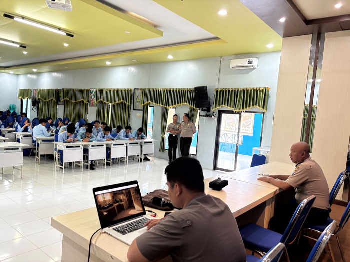 Polres Blitar Sosialisasikan Pemanfaatan AI kepada Pelajar SMAN 1 Talun