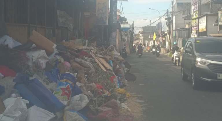 Sampah Kerja Bakti di Beberapa Titik Kota Surabaya Terbengkalai Berhari-hari