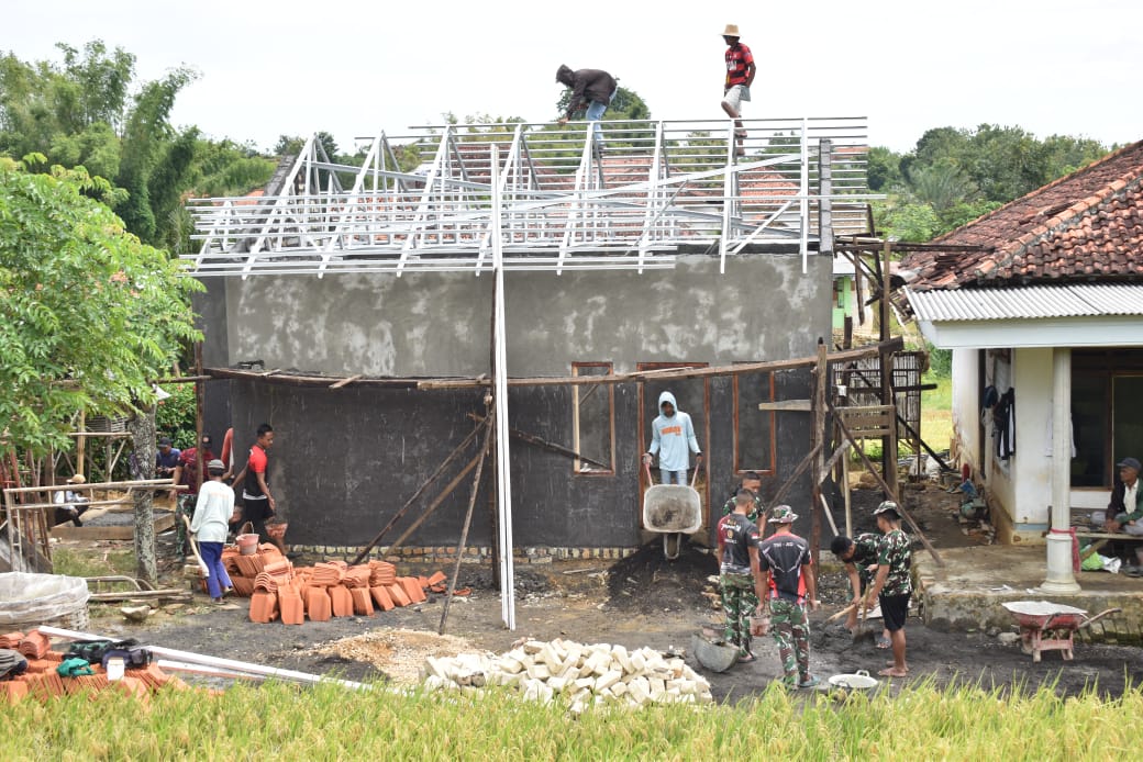 Satgas TMMD 127 Rampungkan Rangka Atap Baja Ringan RTLH