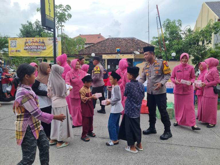Kapolsek Kasiman AKP Jadmiko Berbagi 200 Takjil ke Masyarakat