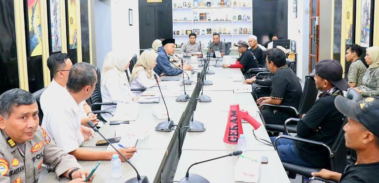 Warga Gresik Demo, DPRD Gelar Audiensi Soal Penonaktifan BPJS PBI