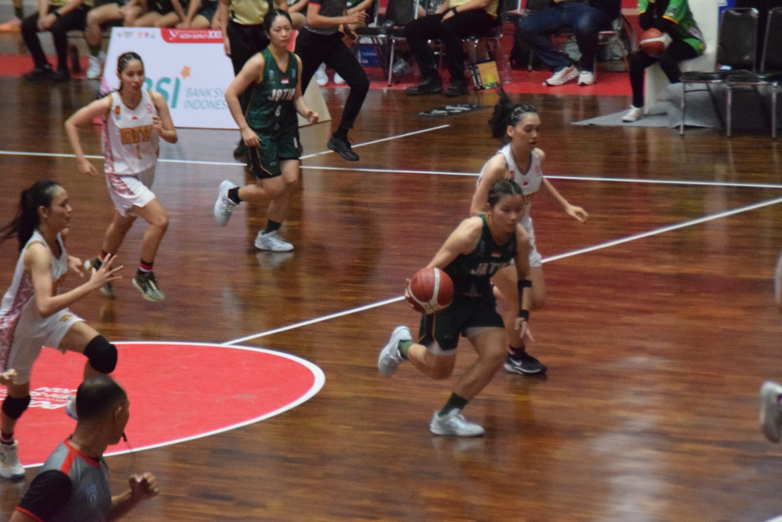 Kalah dari DIY, Tim Basket Putri Jatim Tunda Lolos Semifinal