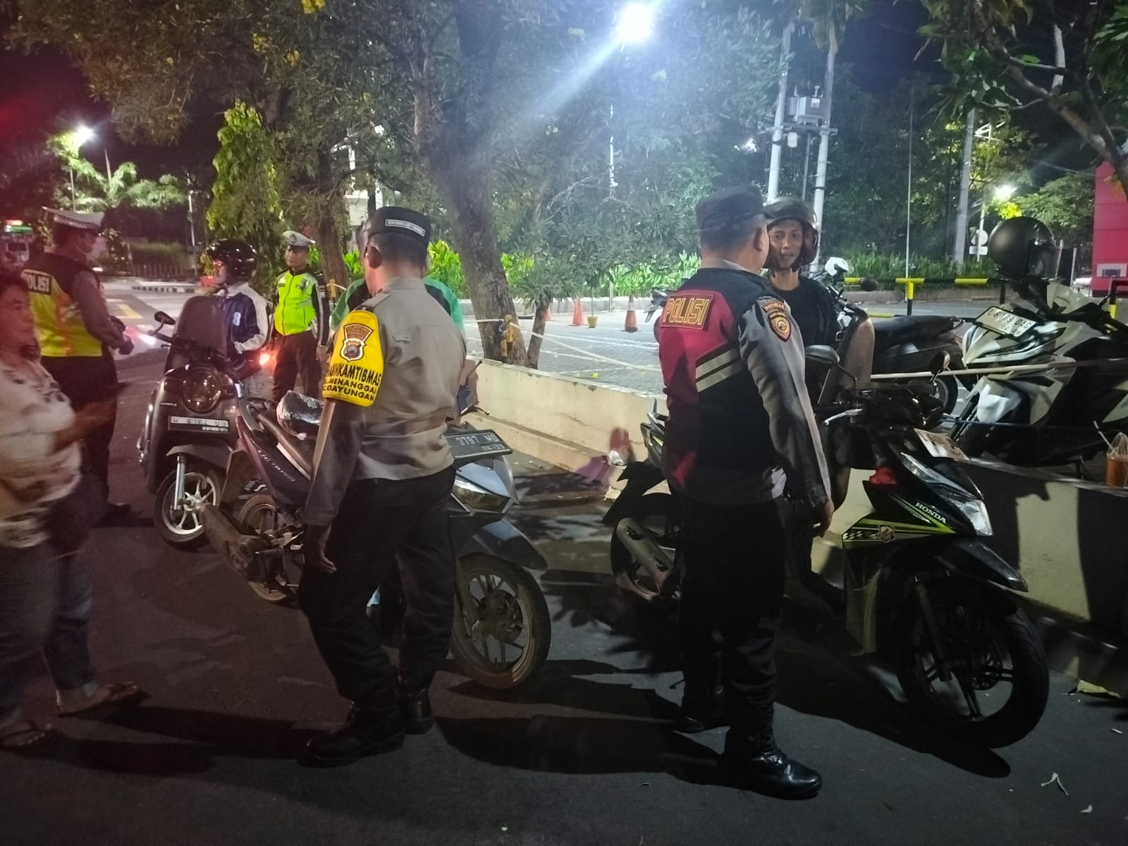 Kapolsek Gayungan Razia Kejahatan Malam Rayon 5, Berlangsung Aman Terkendali