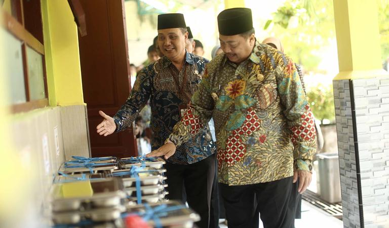 Bupati Jombang Tinjau Pelaksanaan Program MBG di SMPN 1 Sumobito