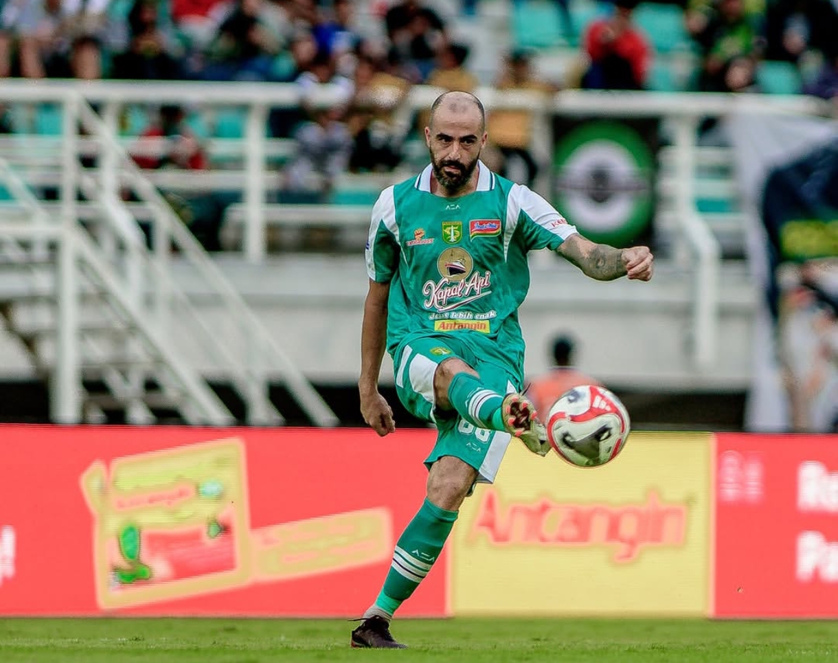 Bangkit dari Kritikan, Milos Raickovic Kembali Temukan Sentuhan Magis di Lini Tengah Persebaya
