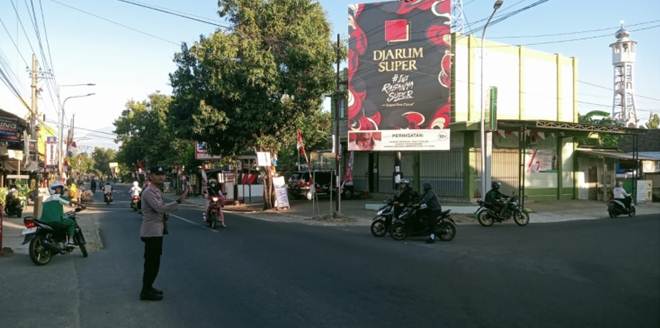 Personel Polsek Kebonsari Pastikan Keamanan Simpang Empat Pasar Balerejo