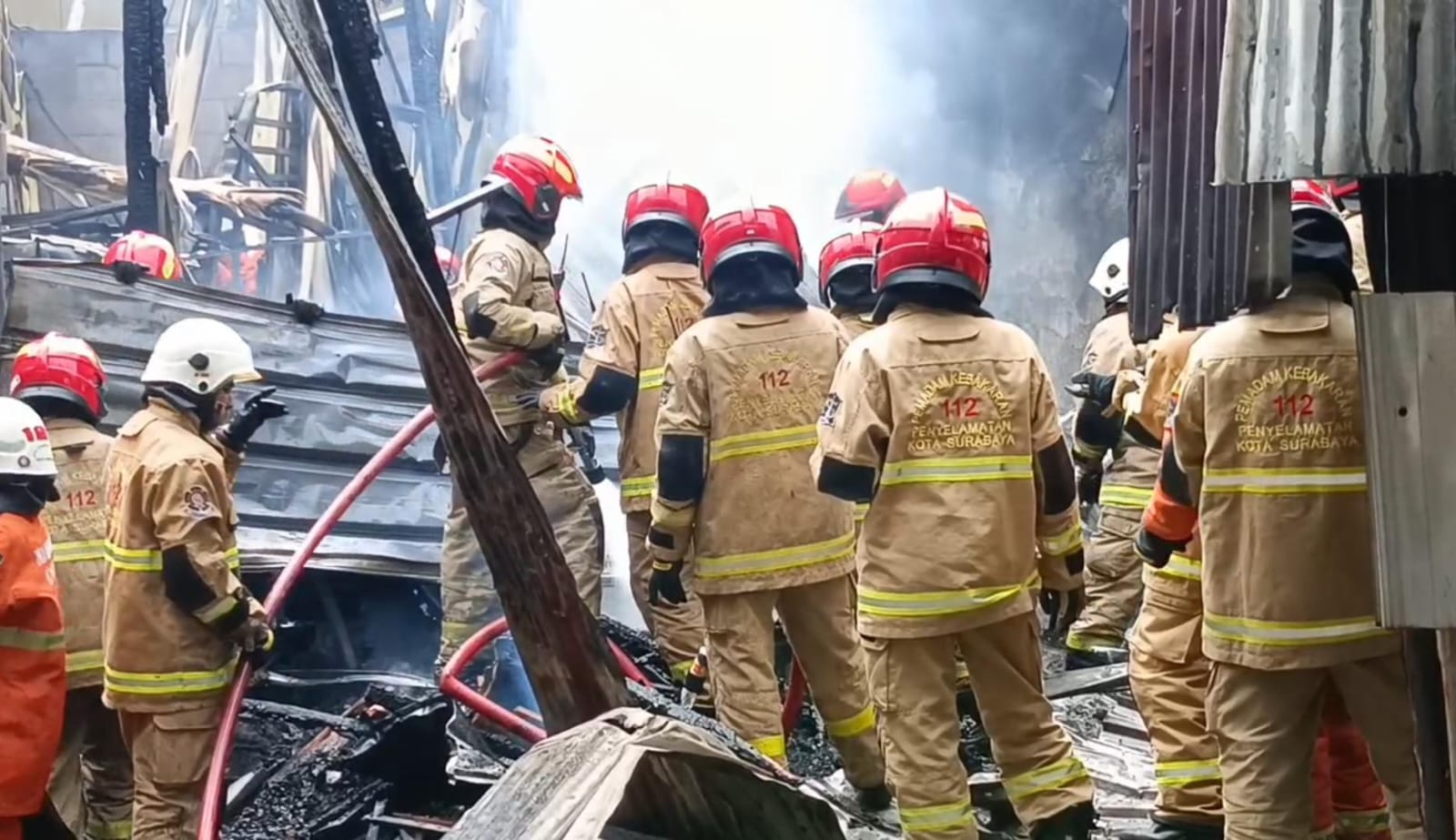 Kesaksian Kebakaran Depo Galon di Rungkut, Ada Ledakan Keras