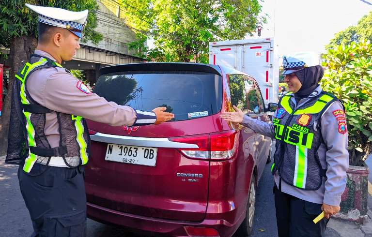 Satlantas Polres Lumajang Tempel Stiker 'Mudik Aman Keluarga Bahagia' Jelang Arus Mudik Lebaran