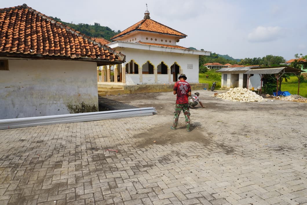 Satgas TMMD Kodim 0827/Sumenep Finishing Pemasangan Paving Blok Yayasan Miftahul Ulum