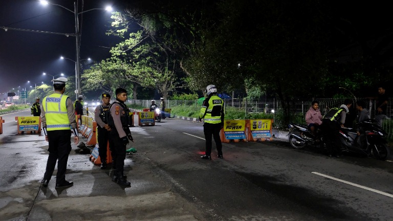 Pastikan Keamanan di Malam Tahun Baru, Polres Pelabuhan Tanjung Perak Sekat Suramadu