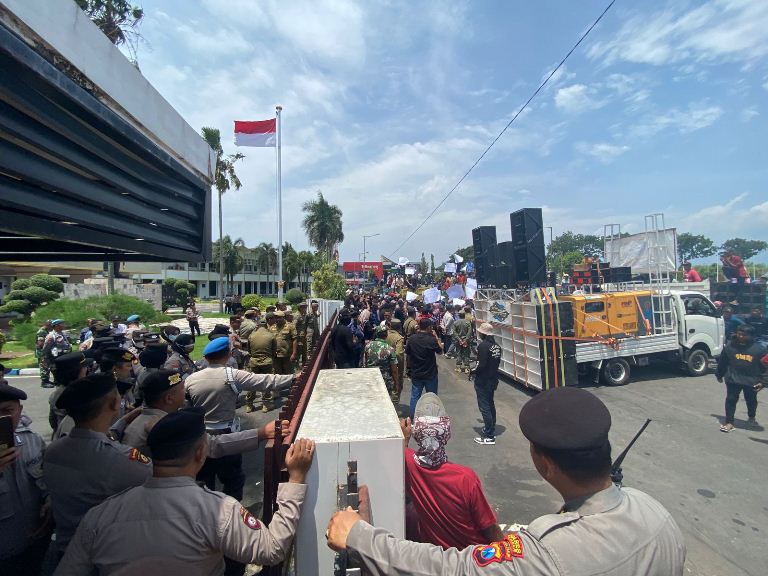 Konflik Jalan Puger: Sopir dan UMKM Demo, Bupati Jember Dituding 'Benturkan' Warga