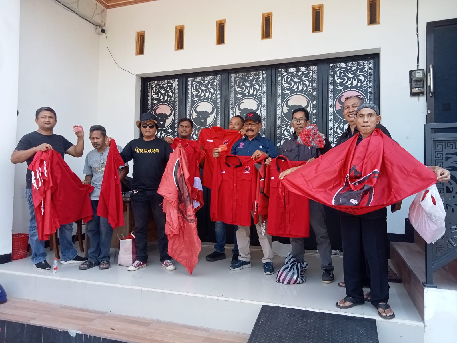 Atribut Dikembalikan, Hati Masih Merah: Eks PAC PDIP Tulungagung Kecewa tapi Tetap Taat