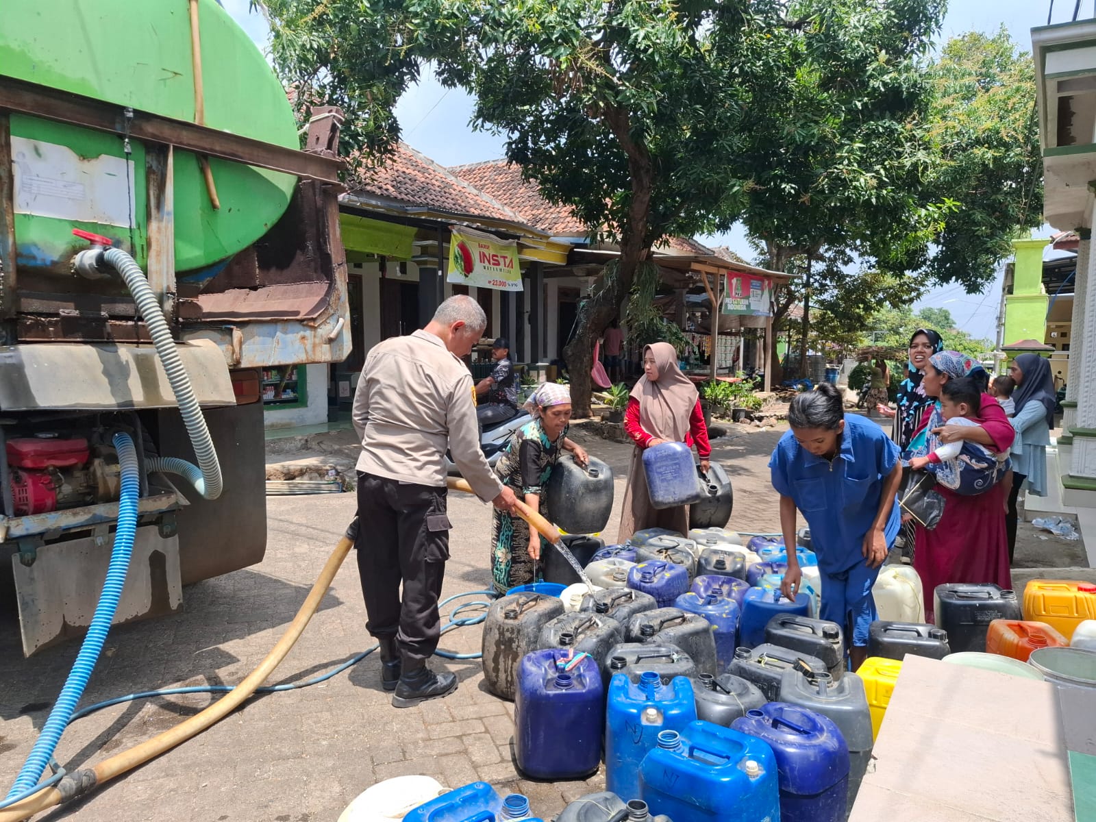 Jatisari Lumbang Kekeringan, Polres Pasuruan Gandeng PT Waskita Salurkan 8.000 Liter Air Bersih