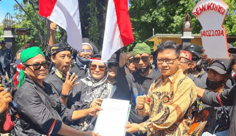 DPRD Tulungagung Janji Kawal Aspirasi Masyarakat dalam Aksi Damai di Depan Gedung Dewan