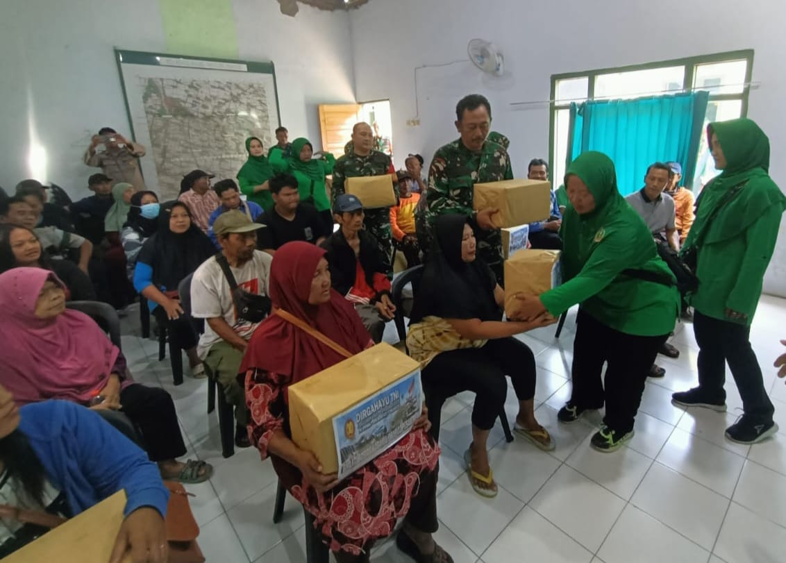 Baksos Prima HUT Ke-80 TNI, Koramil 0809/02 Pesantren Bagikan Paket Sembako