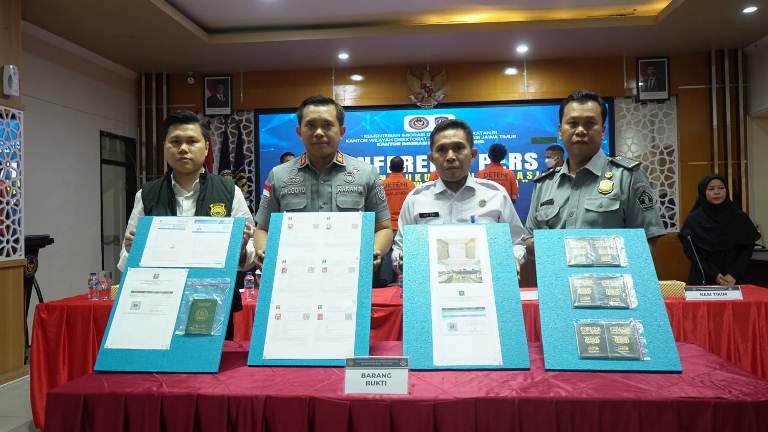 7 WNA Diduga Gunakan Izin Fiktif, Diamankan Imigrasi Malang dalam Operasi WIRAWASPADA 2025