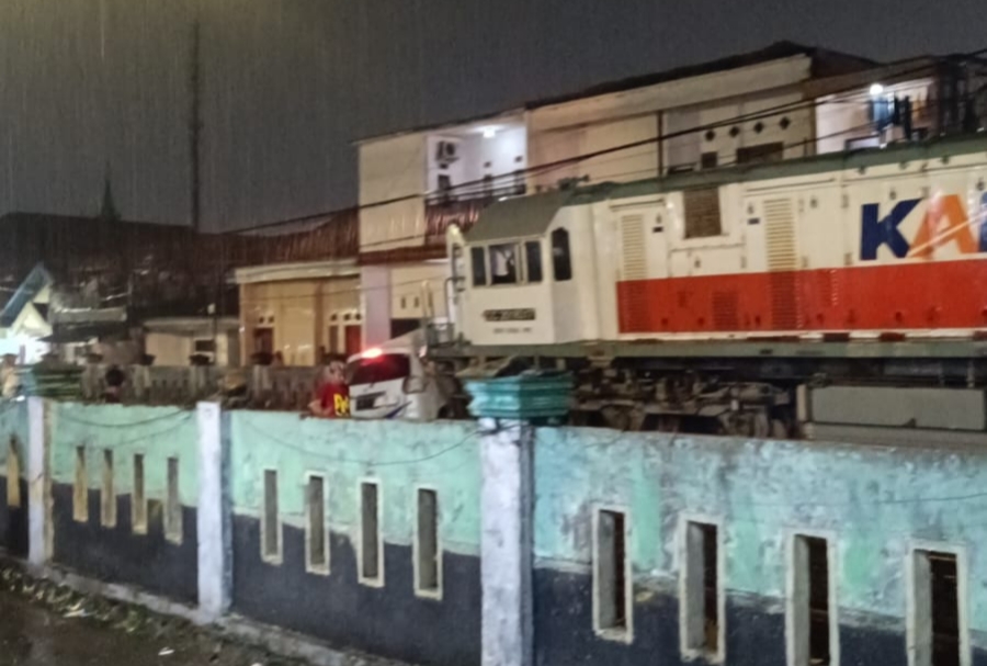 Mobil Suzuki Ertiga Ringsek Ditabrak Kereta Api di Perlintasan Tambak Mayor Asemrowo 