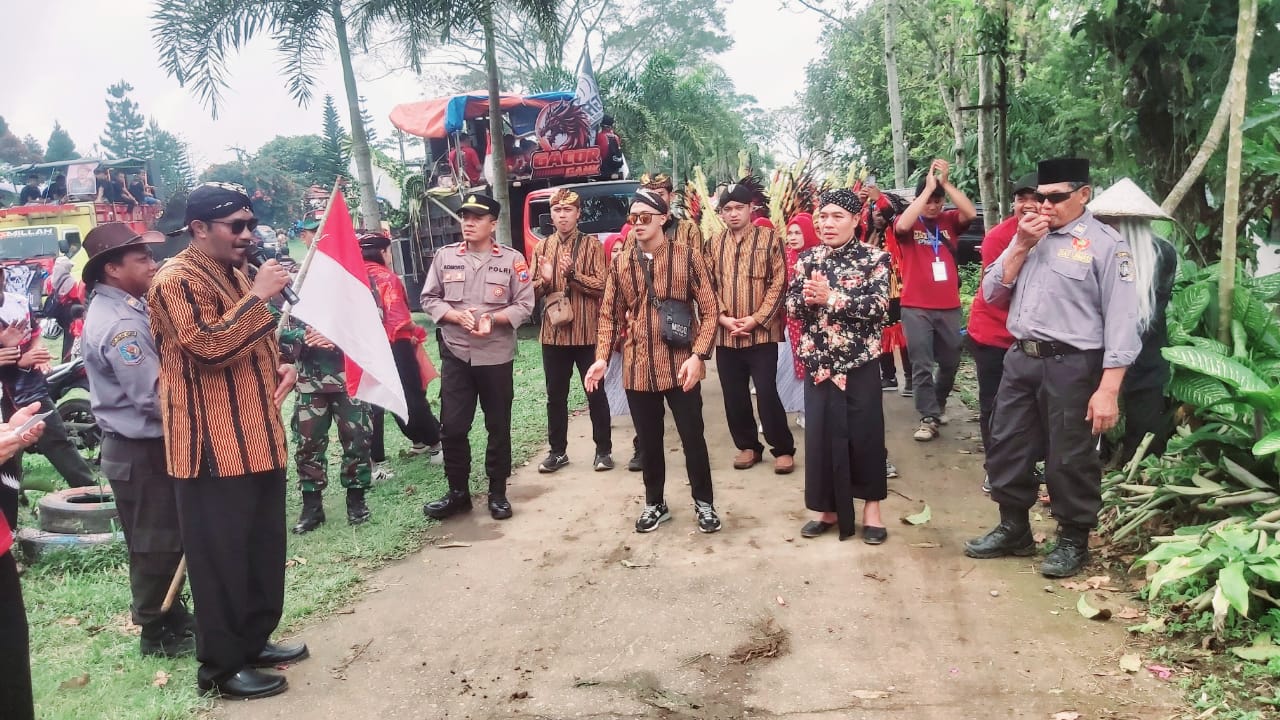 Meriahkan HUT Ke- 80 RI, Warga Desa Geger Semangat Ikuti Karnaval Seni Budaya 6 Km
