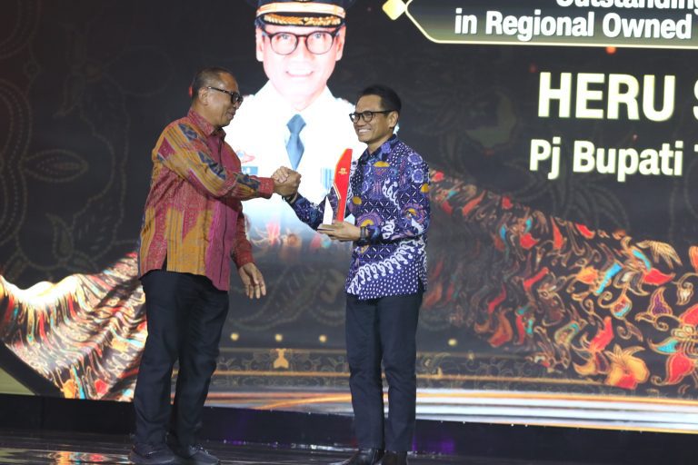 Pj Bupati Heru Suseno Raih Penghargaan di CNN Indonesia Award