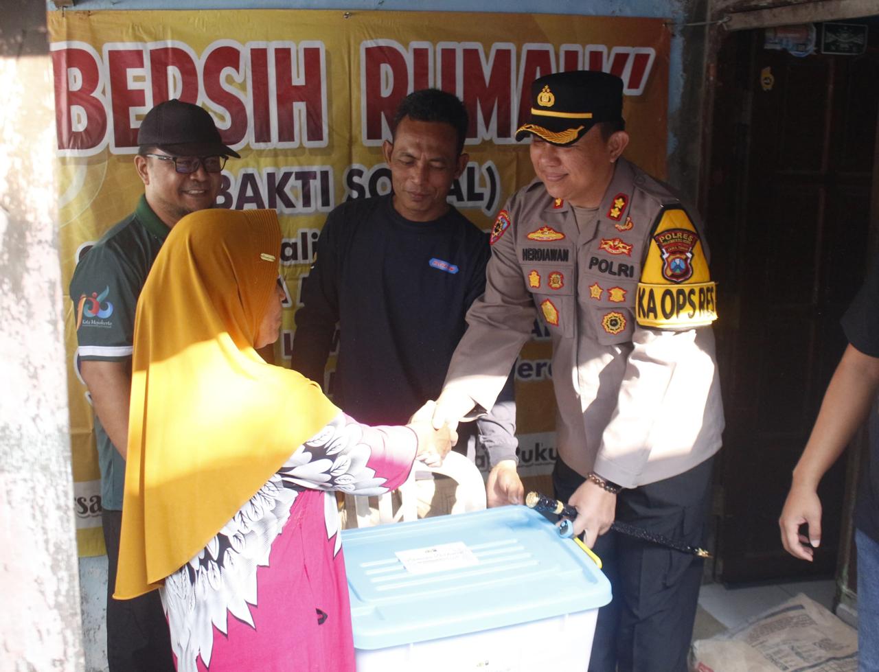 Kapolres Mojokerto Kota Beri Bantuan Rehab Rumah ke Warga