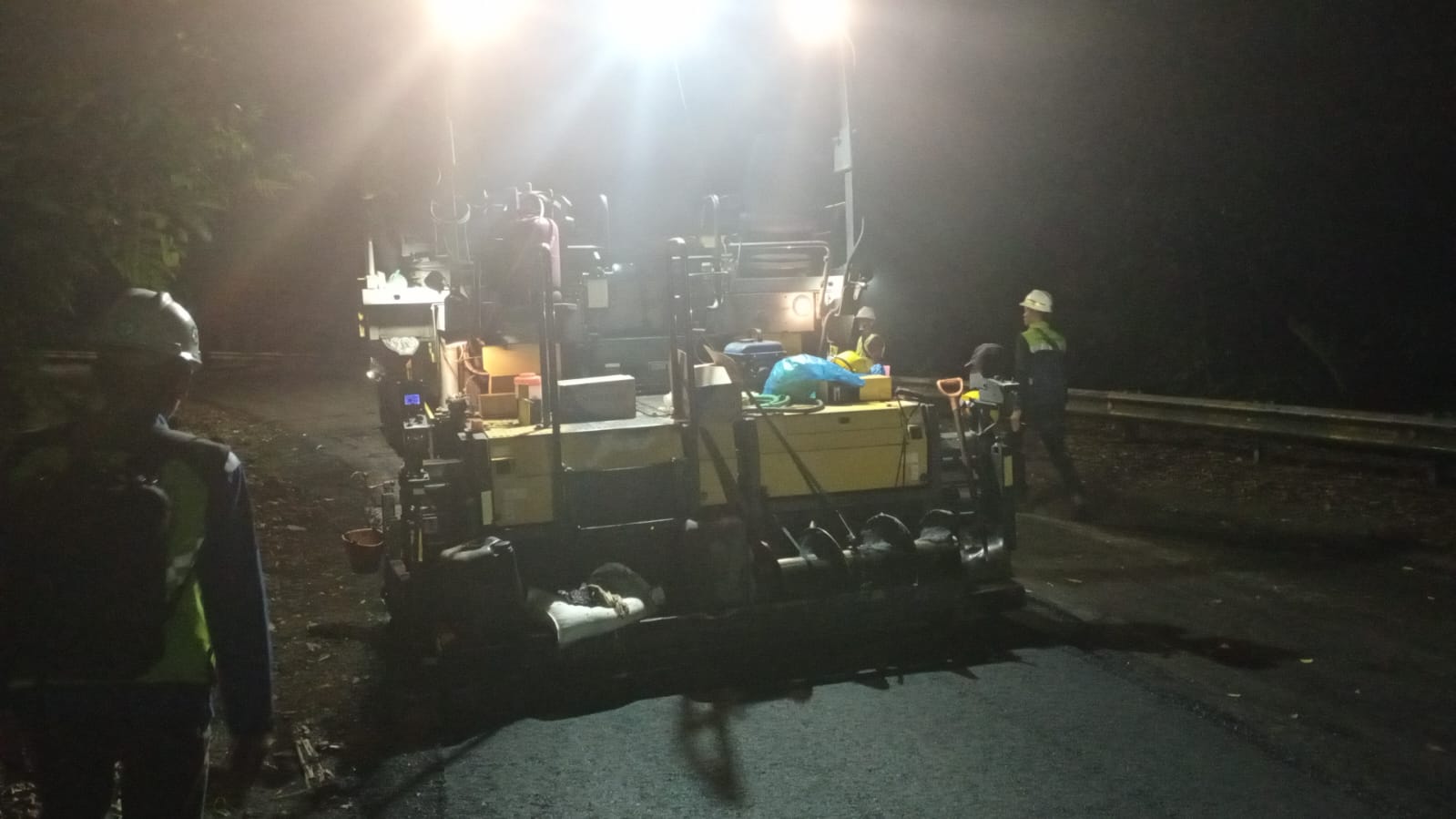 Kejar Target, Proyek Perbaikan Jalan Gumitir Dipercepat hingga Malam