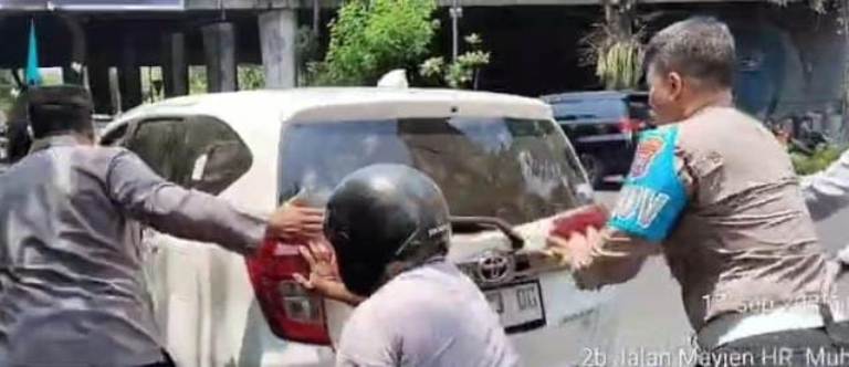 Aksi Sigap Polsek Sukomanunggal, Ban Mobil Pecah di Jalan HR Muhammad Surabaya Teratasi