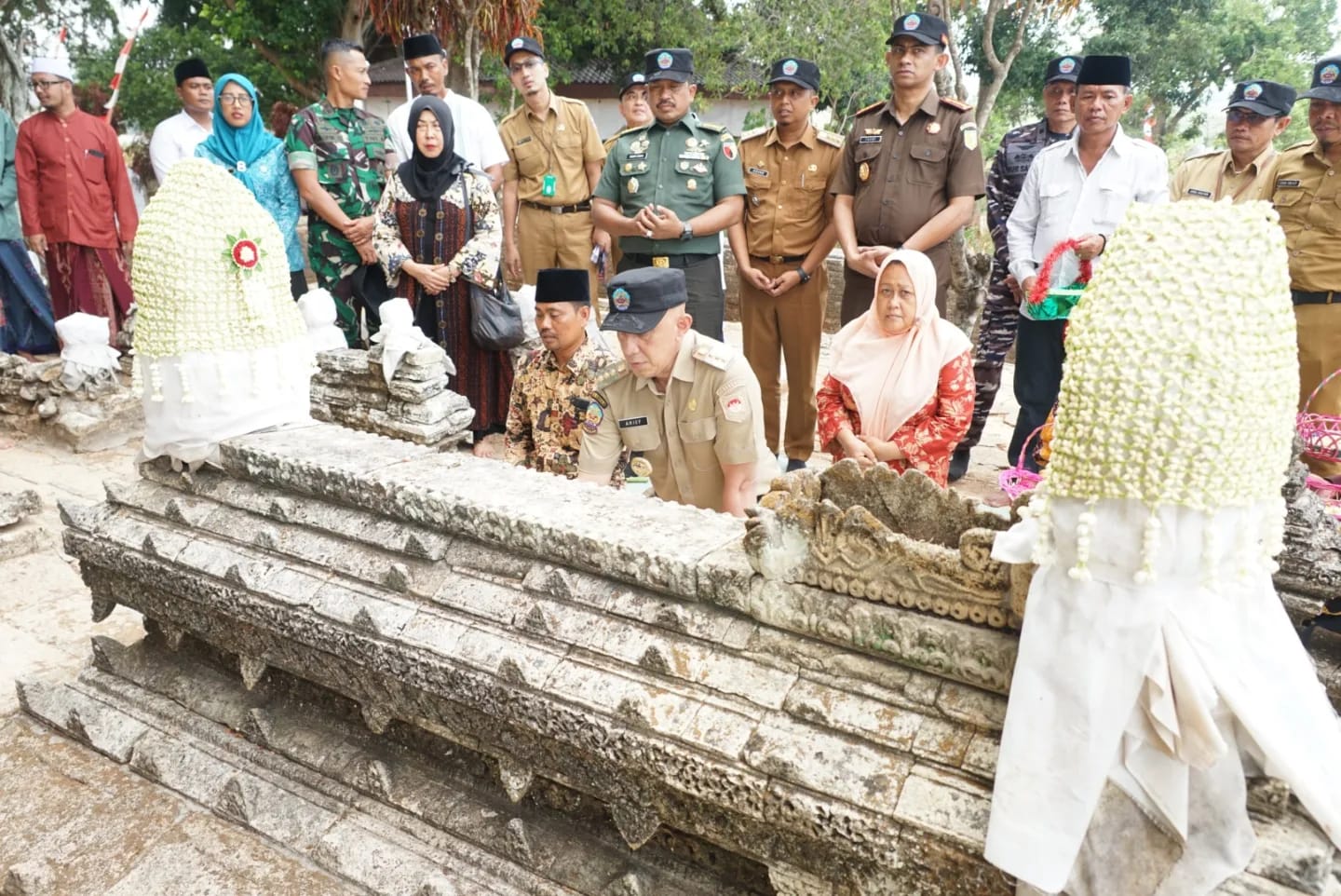 Jelang Hari Jadi Ke-492, Polsek Arosbaya Kawal Ziarah Makam Leluhur Raja Bangkalan