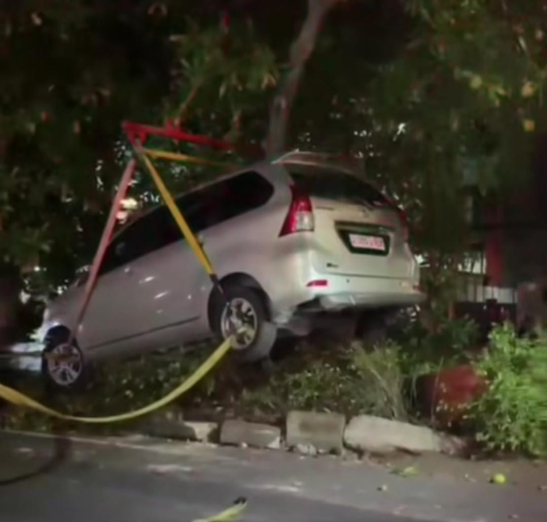 Sopir Ngantuk, Minibus Tabrak Pembatas Jalan di Semolowaru