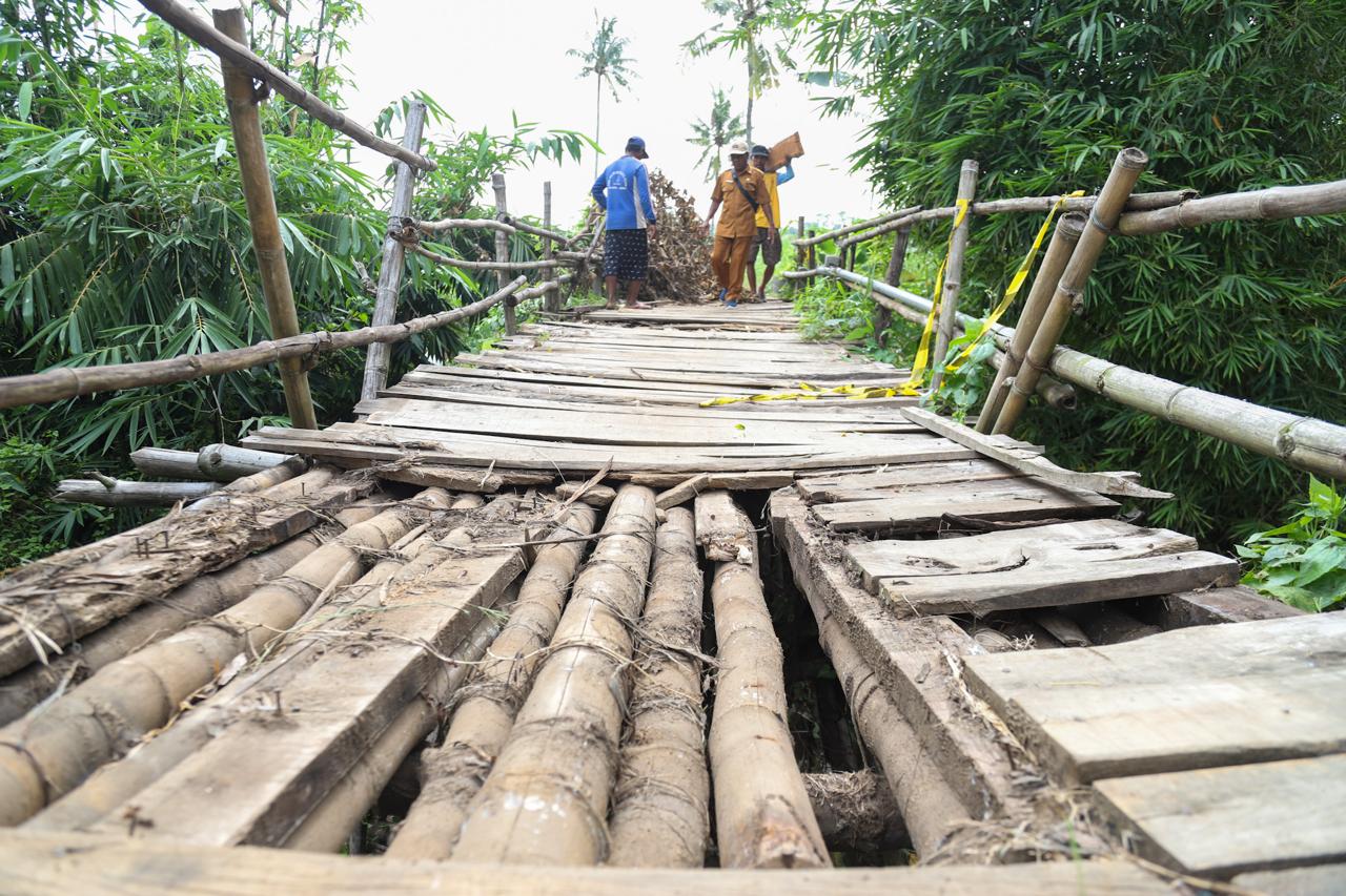 Jembatan Asmoyo di Desa Curah Takir Jember Rusak Parah