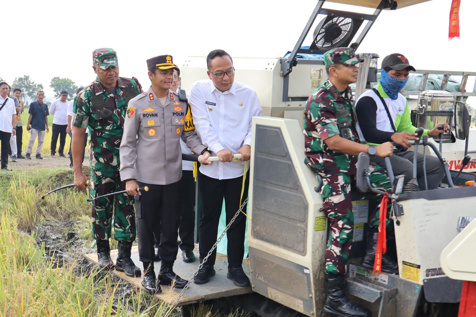 Panen Raya Serentak Nasional, Wabup Alif Pimpin Panen Padi di Driyorejo