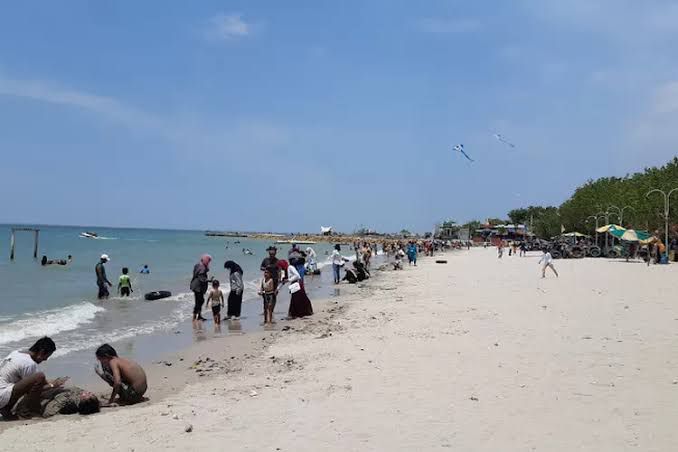 Jelang Nataru, Jumlah Wisatawan di Pantai Pasir Putih Dalegan Meroket