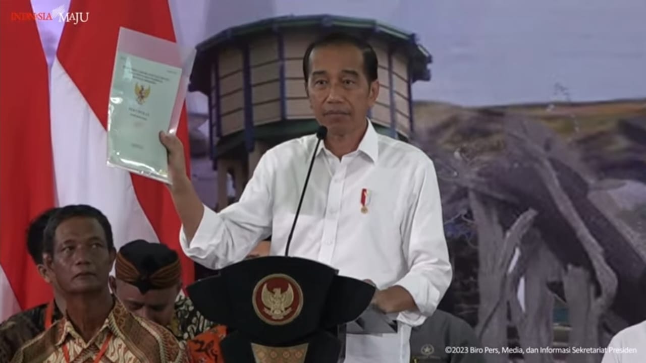 Bagikan Sertifikat Masyarakat Jatim, Jokowi Berharap Tidak Ada Lagi Konflik Pertanahan