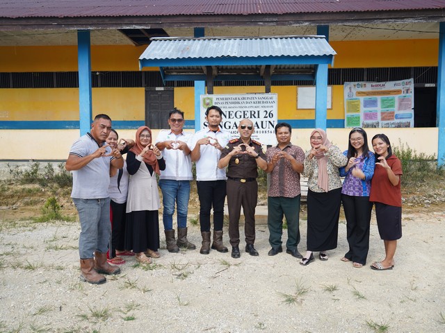 Selaras Asta Cita, Kejari Sanggau Dorong Perbaikan Sarana Pendidikan Melalui Program Jaksa Peduli Pendidikan