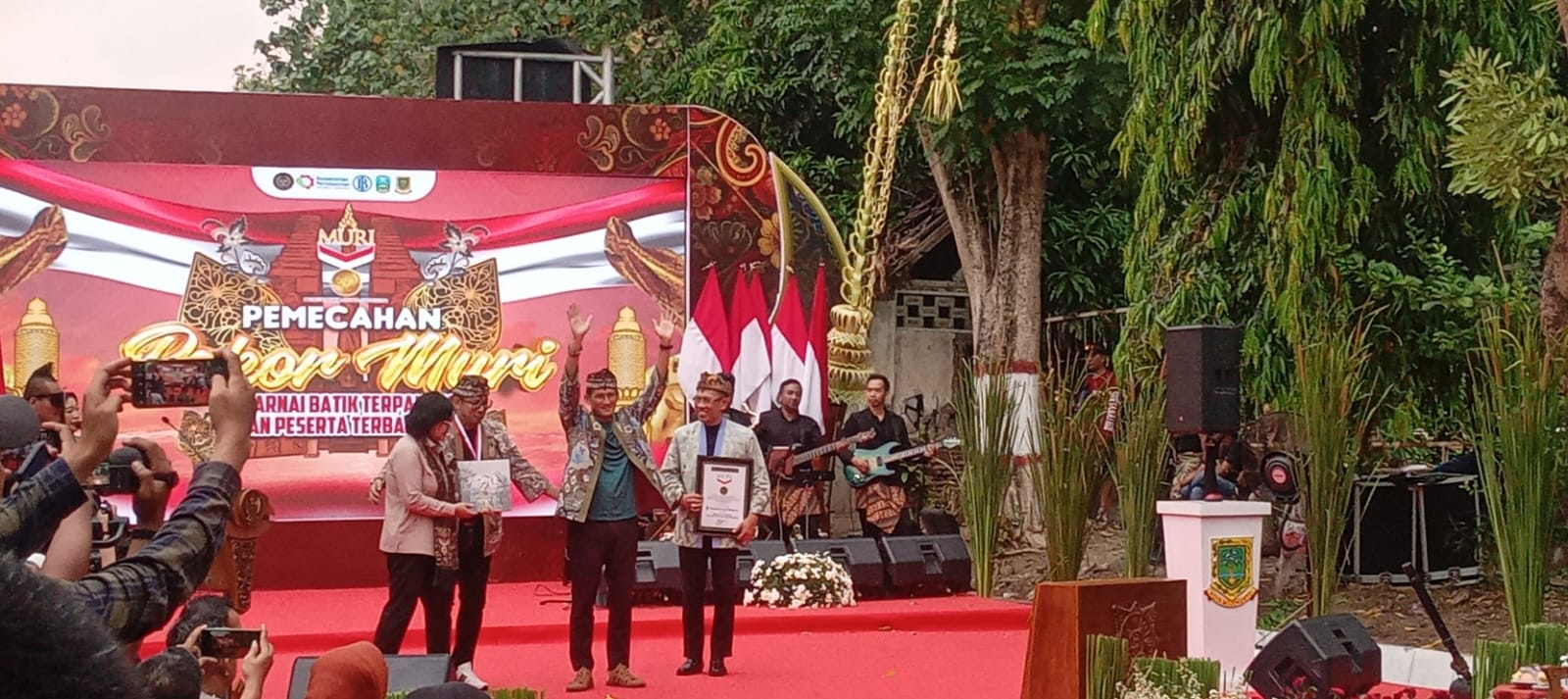 Menparekraf Sandiaga Uno Apresiasi Batik Terpanjang di Kota Mojokerto Tercatat MURI