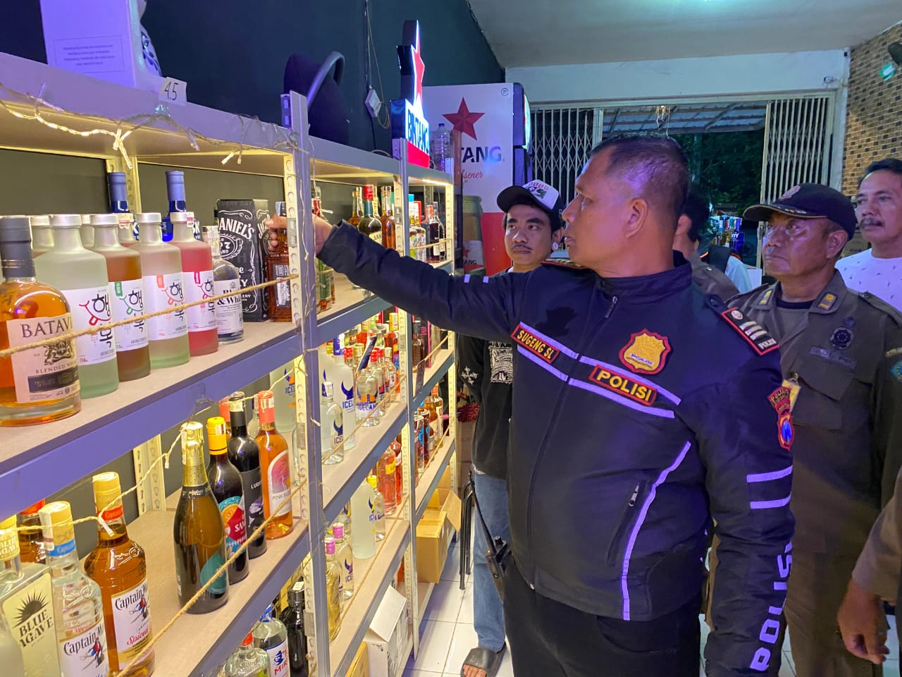 Jelang Nataru, Polisi dan Satpol PP di Sidoarjo Tutup Paksa Sejumlah Toko Miras